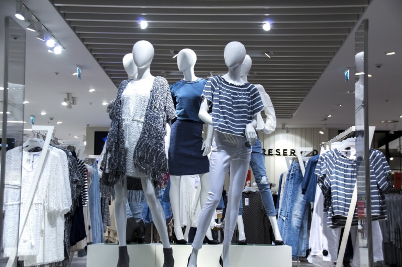 boutique-TOURRETTE LEVENS-min_shopping_mall_shop_windows_fashionable_clothes_feminine_weakness_the_temptation_slender_women_mannequin_lifestyle-1044785